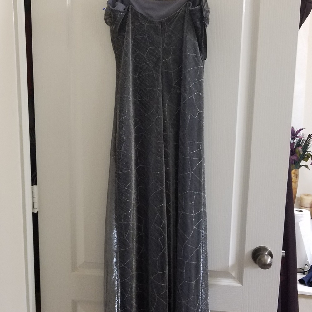 Dress - Picture 7 of 7